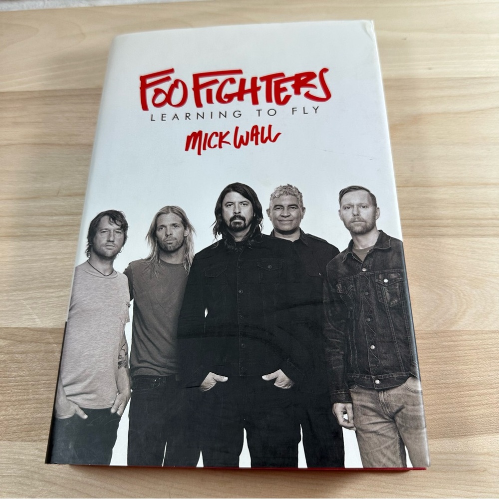 FOO FIGHTERS LEARNING TO FLY, HARDCOVER by Mick Wall EUC